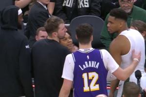 ️大气！球衣都脱了的字母哥拿走球 直接递给了东契奇