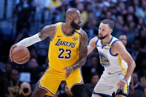 詹姆斯职业生涯为何如此长久？奥尼尔：现在NBA对抗少 他也很自律