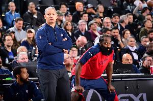 比尔·西蒙斯：快船队本赛季简直一团糟 彻头彻尾的烂摊子