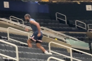 美记：莱昂纳德因伤连续7场缺席 但赛前几小时仍看他在球馆训练