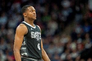 正负值+12两队最高！福克斯半场10中4&三分4中2拿到12分5助