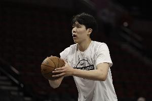 杨瀚森此前5场9分4板0助2帽3失误 今日一战9分5板3助1帽3失误！