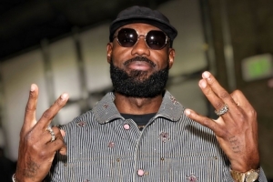 最长的河！NBA官推晒詹姆斯赛后比出23手势照：第23季正在进行中