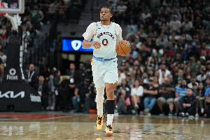 你快回来！凯尔登被包夹后传球 直接送给场下的文班