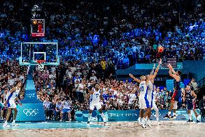 詹姆斯谈金色匕首：库里根本没看到筐 那是晚安时间&所有人该睡了