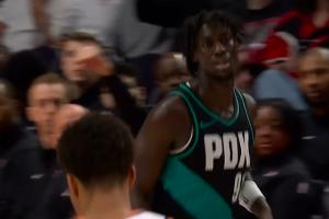 吃我一饼！杨瀚森助攻西索科 一次运球就上篮！