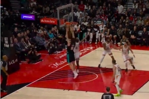 低位背打转身打进！NBA官方：杨瀚森比赛中大展身手！