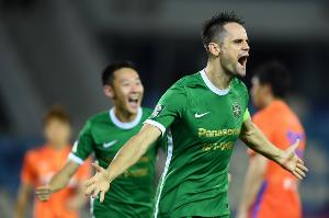 难说再见！告别仪式上，弗兰克用中文深情献唱《月亮代表我的心》