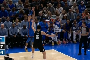 打停开拓者！卡鲁索底角迎着杨瀚森补防命中三分球