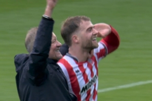 谢菲联赢球后怀尔德和班福德搂着一起庆祝，两人曾经互喷对方