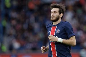 K77：恩里克帮助我提升了防守能力 喜欢左路但两个边都能踢是好事