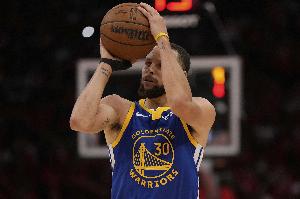 一场一个！库里过去两场比赛合计砍下69分 仅有两次罚球出手