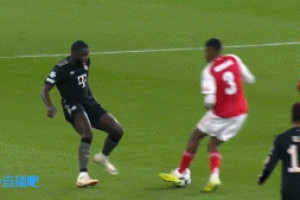 于帕放倒莫斯克拉，裁判对于帕出示黄牌