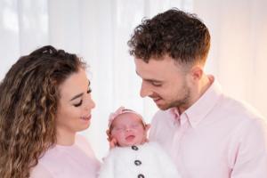 永远怀念若塔女儿一周岁生日，遗孀晒出三人合照：整整一年了