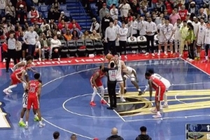 用这么大劲儿干嘛！埃迪与贝跳球 直接一巴掌拍出界外