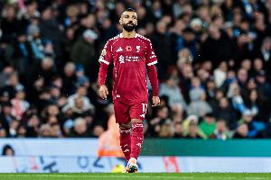 镜报：萨拉赫被过后放弃回追导致丢球，斯洛特近在眼前却熟视无睹