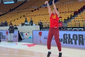 备战今晚与韩国的比赛！张镇麟提前三小时来到球场热身