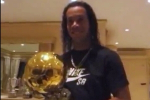 荣耀时刻！加冕金球奖20周年，罗纳尔迪尼奥社媒晒视频回顾