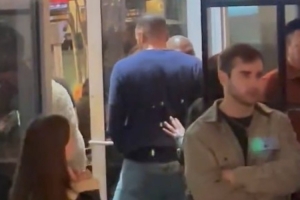 真的太惨了！达拉斯球迷爆料 哈里森去酒吧消遣直接被球迷嘘出店