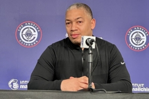 卢：灰熊过去五场比赛篮板非常出色 所以我们要打得更专注