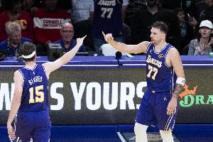 后场就夹击东契奇？里夫斯开场轻松命中空位三分球