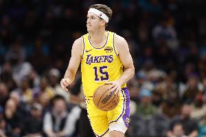 防不住啊！里夫斯抹过克莱防守扭身出手命中