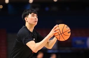 媒体人：李贤重拒回国打球不仅因海外水平更高 CBA有后门&KBL没有