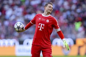 图片报：诺伊尔手指关节囊有伤，他因此正使用特制的四指手套