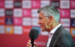 拜仁球迷打横幅反对废除“50+1”！海纳：希望各队能有权自行决定