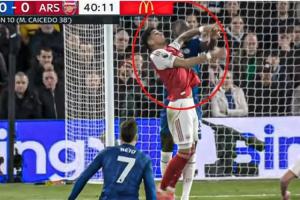 因卡皮耶肘击？前裁判：这确实是黄牌，不能因查洛巴脸伤影响判断