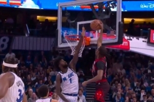 生猛！菲利普斯中路突击 腾空暴起单臂隔扣艾萨克