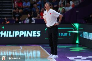 解说：可以骂男篮打得烂 但我不信他们身穿着国家队的球衣不努力