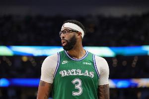 擎天白玉柱回来了！浓眉23中13怒轰全场最高32分 另有13板4助2帽