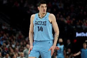 手感柔和！埃迪篮下强攻科内特 转身勾手丝滑命中