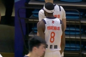 扛起进攻！贾斯汀·霍勒迪半场8中5砍最高18分 罚球6中6