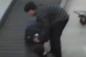 温馨的场面~Viper曾在机场被拍到帮搬行李同时有说有笑