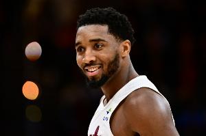 穿针引线！米切尔潇洒不看人直塞 莫布里接球暴扣