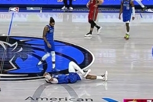 不是吧！加福德补篮过程中受伤 倒地缓了好一会儿走回更衣室