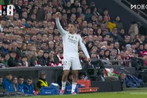 又伤了！阿诺德传球后疑似崴到脚，主动示意换人