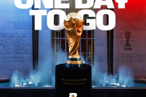 万众瞩目！世界杯官方晒抽签仪式倒计时一天海报：大力神杯出镜