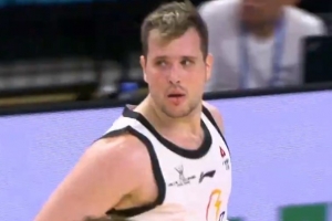 什么活都会！合肥外援阿格拉瓦尼斯半场8中6高效砍19分3板2助