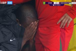 情绪崩溃！阿奇姆彭被换下后坐在替补席捂脸痛哭，队友不停安慰