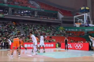 攻防在线！布罗兹安斯基10中6&三分5中2拿到18分7板3助3帽