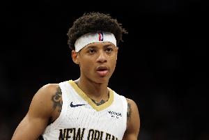 人到球到！费尔斯弧顶助攻精准定位 墨菲起飞送帅气空接背扣！