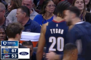 摩西摩西！穆迪单臂甩传底角助桑托斯射落三分 一举建立14分优势