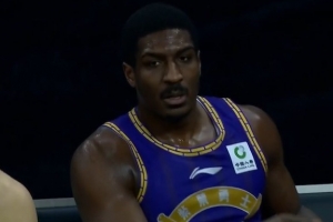 关键跳投锁定胜局！佩里12中4拿到19分11板5助2断