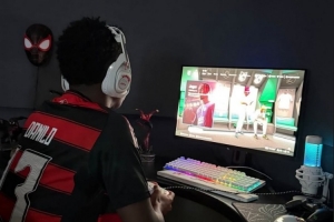 维尼修斯社媒晒打游戏照片，身穿达尼洛13号弗拉门戈球衣