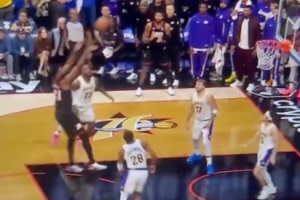 堪比本西篮下传球！恩比德关键背打里夫斯 到禁区却转身跳投不中