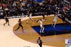 真防不回来啊！76人快攻马克西接球上空篮无压力 打停湖人