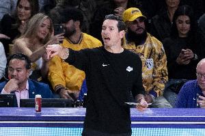 解说：更重要的是老詹的比赛节奏和体能分配 雷迪克确实有点东西